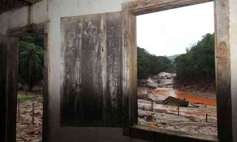 A vista da janela de imóvel em Paracatu de Baixo demonstra os danos no Rio Gualaxo(foto: Jair Amaral/EM/D.A Press)