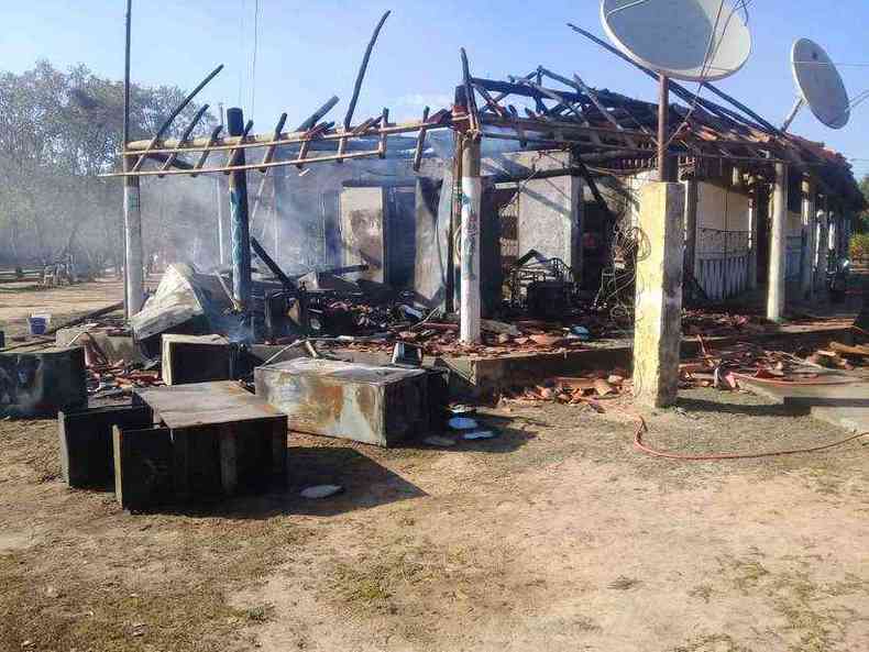  O incndio consumiu materiais e equipamentos da secretaria e da diretoria, e atingiu a parte administrativa da escola, localizada na Aldeia Indgena Xakriab Barreiro Preto