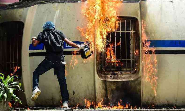 Manifestantes da oposio desencadearam uma exploso policial durante um protesto anti-governo em Caracas, na Venezuela na quinta-feira(foto: AFP / JUAN BARRETO )