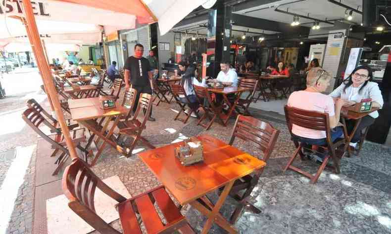 s 12h45, o restaurante Ponto Savassi 1 estava com muitas mesas vagas(foto: Gladyston Rodrigues/EM/D.A Press)
