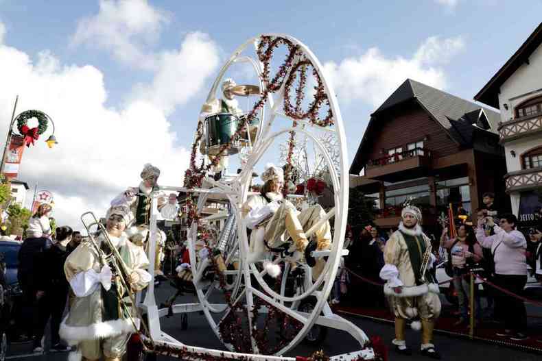 Na Parada de Natal, destaque para a Roda Sinfnica, uma mini roda-gigante que traz trs msicos em seu interior(foto: Cleiton Thiele/SerraPress)