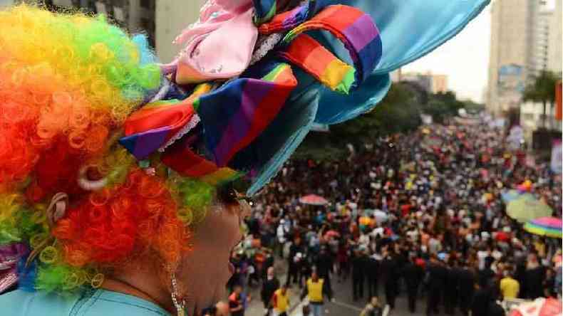 DRAG QUEEN observa multidao na parada LGBT de São Paulo
