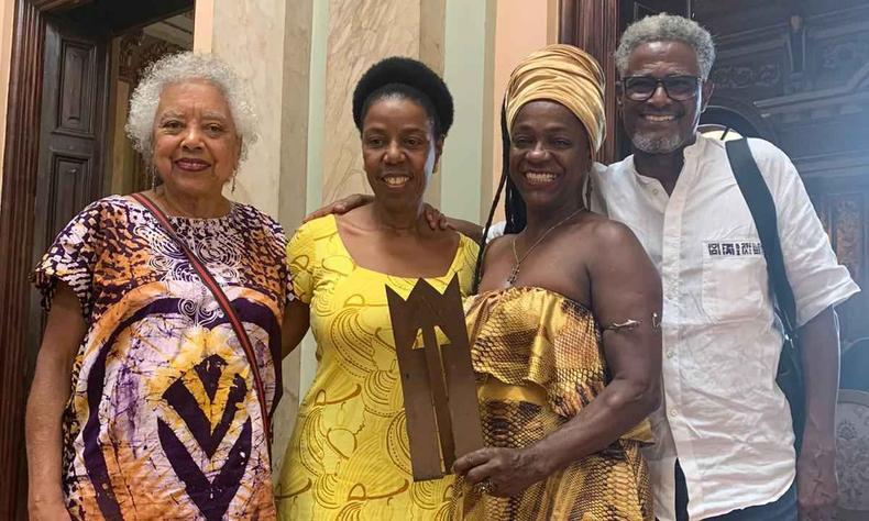 Diva Moreira, premiada e ativista do Movimento Negro, Ione Gonzaga, Junia Bertolino, idealizadora do Prmio Zumb de Cultura e fundadora da Cia Baob Minas e Jorge dos Anjos, confeccionador do Prmio Zumbi de Cultura em foto da premiao