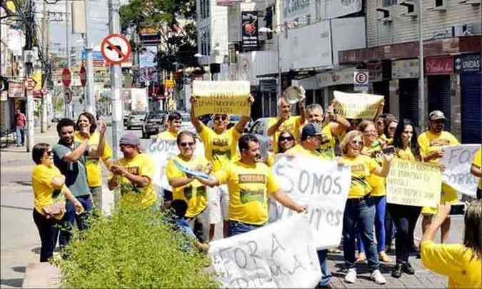 BETIM - Grupo de amigos uniformizados defendeu o impeachment presidencial(foto: Jair Amaral/EM/D.A Press)