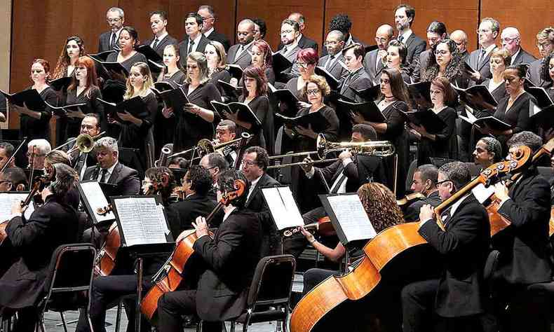 Integrantes do Coral Lrico de Minas Gerais e da Orquestra Sinfnica, vestidos de preto, no palco, durante concerto 