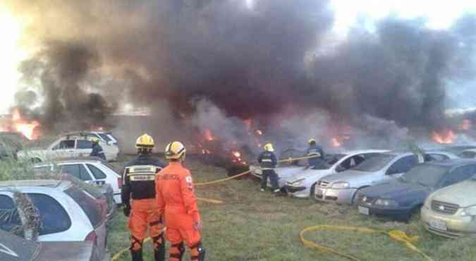 Bombeiros tentam controlar incndio em depsito de carros(foto: M. Souto/PMDF)