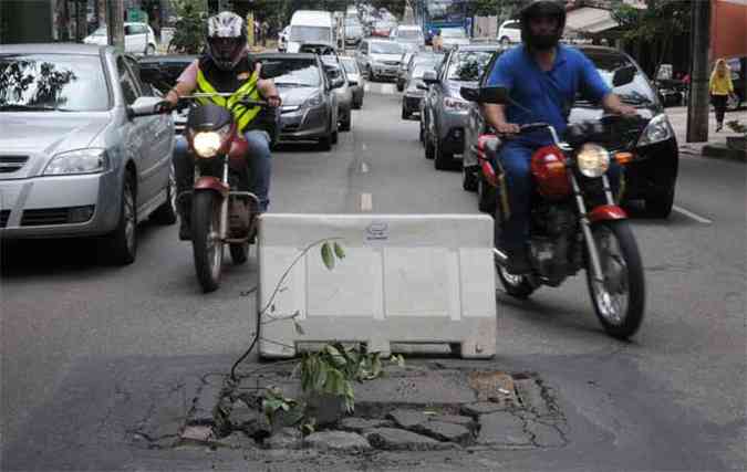 Buraco na Rua Rio Grande do Norte, na Savassi. A cada dia, so feitos em mdia 654 consertos nas ruas de Belo Horizonte (foto: Beto Magalhaes/EM/D.A Press)