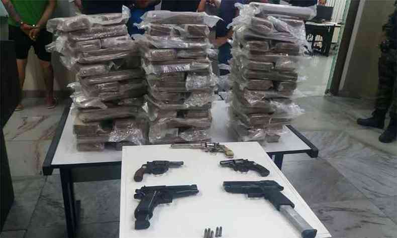 Drogas e armas apreendidos pela polcia na ao(foto: Polcia Militar/Divulgao)