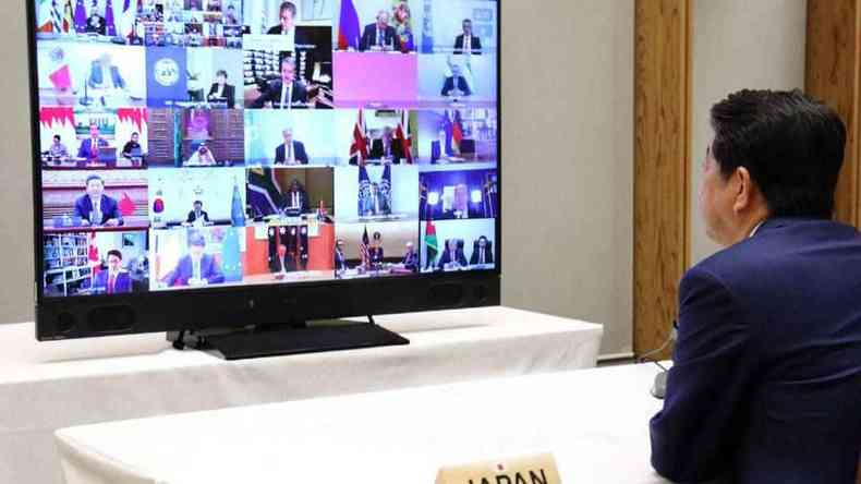 Primeiro-ministro do Japo, Shinzo Abe, participa de uma videoconferncia com outros lderes do G20(foto: Reproduo/AFP)