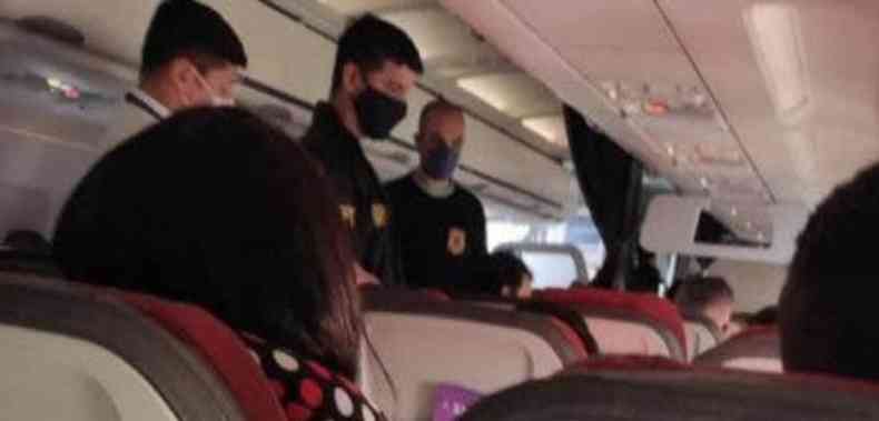 Polícia Federal conduziu passageiro para fora da aeronave após ato de homofobia(foto: Reprodução Twitter)