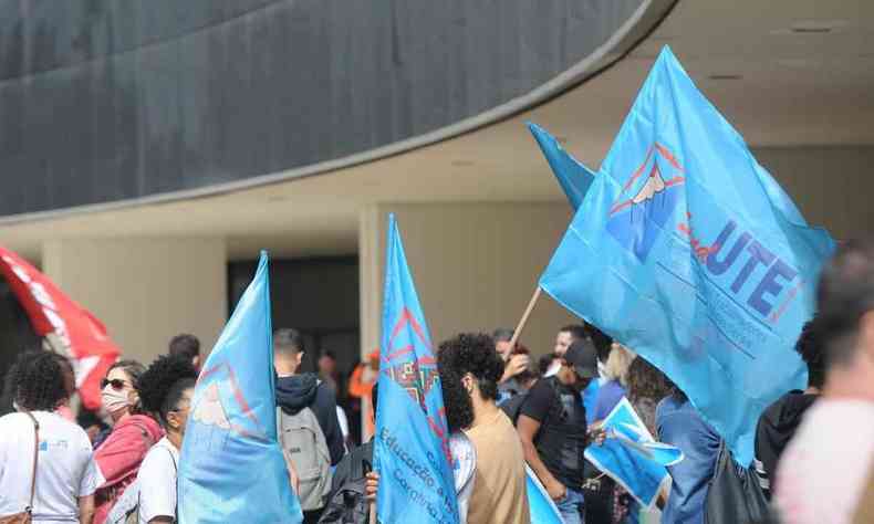 Servidores estaduais da Educao carregam bandeiras do sindicato da categoria durante protesto por pagamento do piso salarial na sede do governo estadual