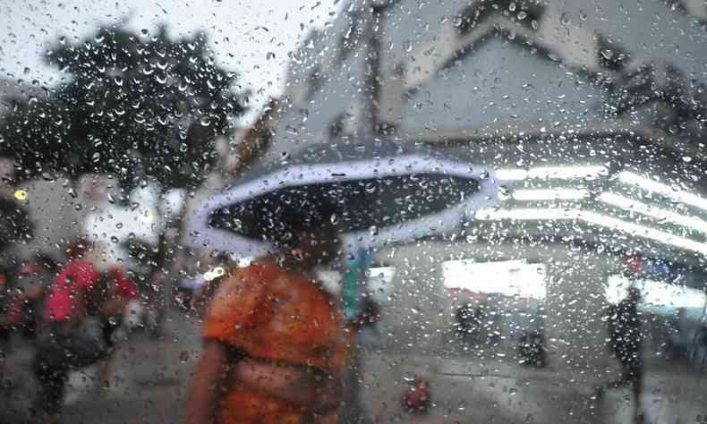 vidro de algum veculo todo molhado de chuva 