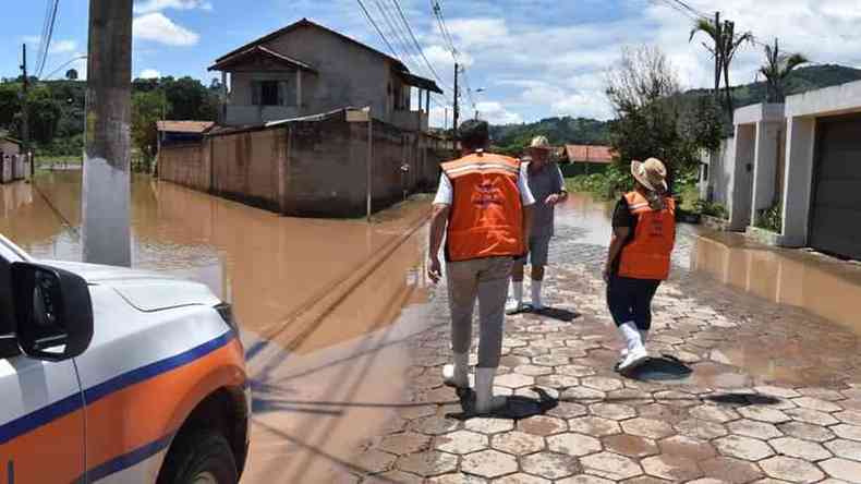 Agentes da Defesa Civil monitoram situao de Inconfidentes