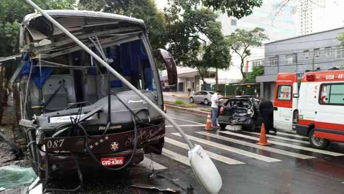 nibus no conseguiu frear na pista molhada, se envolvendo em coliso com carro e moto na Avenida do Contornolvaro Duarte/EM/DA Press