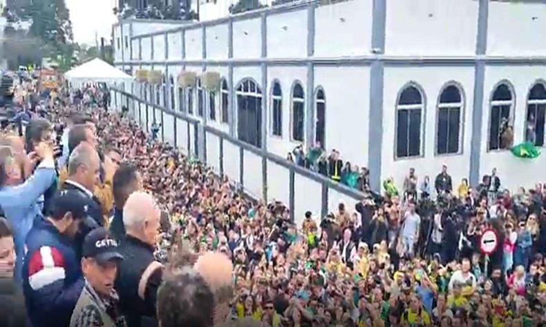Jair Messias Bolsonaro (PL), presidente da Repblica e candidato  reeleio, participa de um comcio com apoiadores na cidade de Prudentpolis