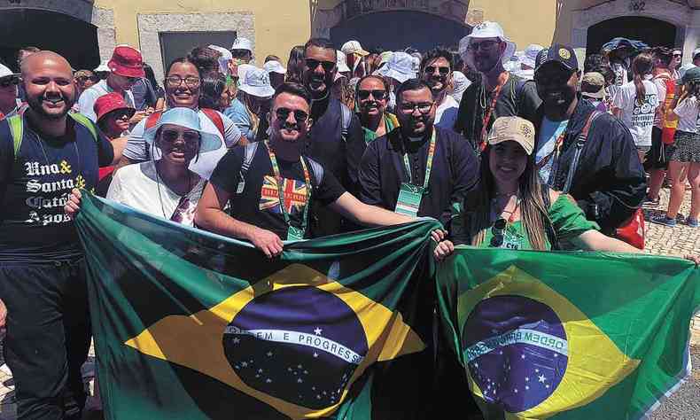 Animados, jovens exibem a bandeira brasileira em Lisboa: 'Quero muito ouvir o papa Francisco, e espero que ele fale sobre perseverana', disse uma fiel