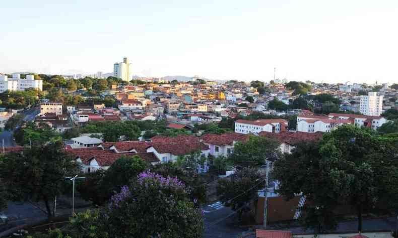 Vista do bairro Campo Alegre, conjunto habitacional com prdios baixos em meio a rvores