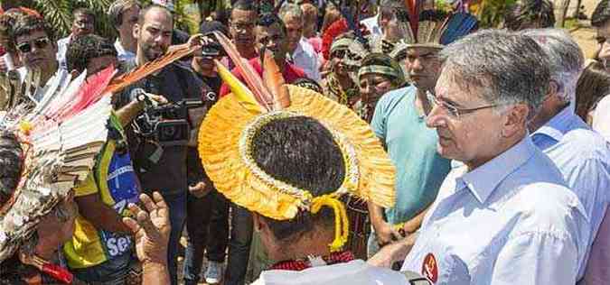 Fernando Pimentel se reuniu com grupos indgenas, nesta quarta-feira, na Praa do Papa, em Belo Horizonte(foto: Divulgao/ Coligao Minas pra Voc)