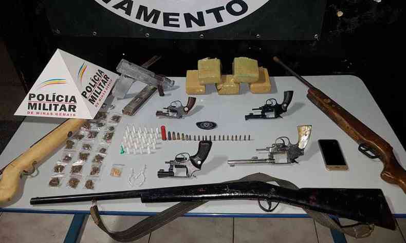 Material apreendido pela polcia no Beco do Joo Alfredo, no Bairro Horto(foto: Divulgao/Polcia Militar)