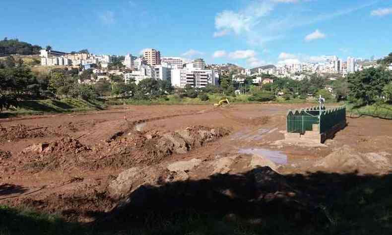 Barragem foi esvaziada nesta semana. Vegetao e lama sero retirados para manter os nveis de gua(foto: Ney Soares/EM/DA Press)