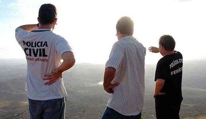 Peritos da Pol�cia Civil, que abriu inqu�rito para investigar as causas do acidente, estiveram na serra para levantar mais informa��es(foto: Jackson Romanelli/EM/D.A.Press)