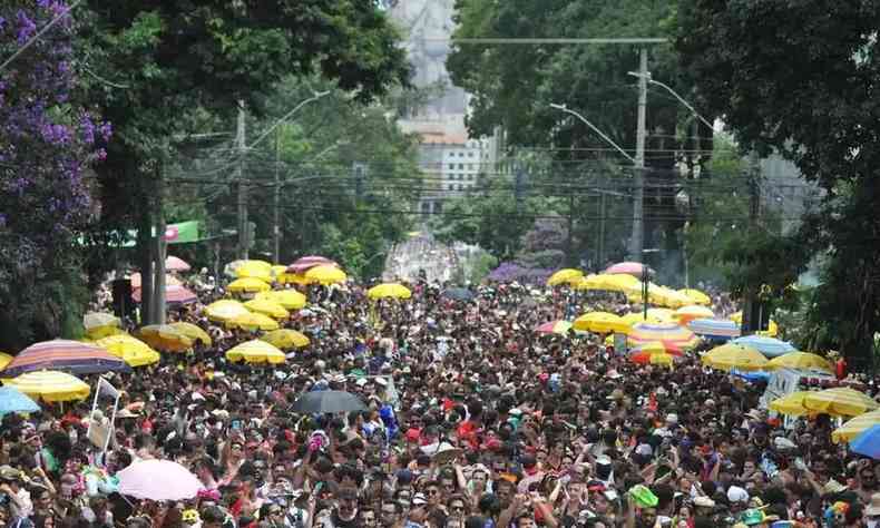 Imagem mostra rua cheia de pessoas no carnaval de 2020