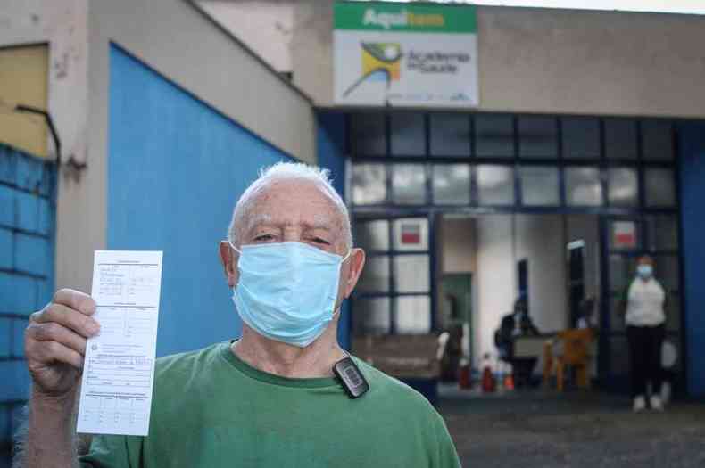 Aos 89 anos, Ismael Breda de Mello foi vacinado mesmo fora da data correta, que j passou(foto: Leandro Couri/EM/D. A. Press)