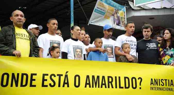 A mulher, Elizabeth, e os seis filhos do ajudante de pedreiro Amarildo em ato de solidariedade no dia 11/02(foto: Tnia Rgo/Agncia Brasil)