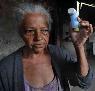 Alzerina Gomes, de 70 anos, tem asma e reclama de dificuldade de atendimento no Bairro Tup, em Contagem(foto: Beto Novaes/EM/D.A Press)