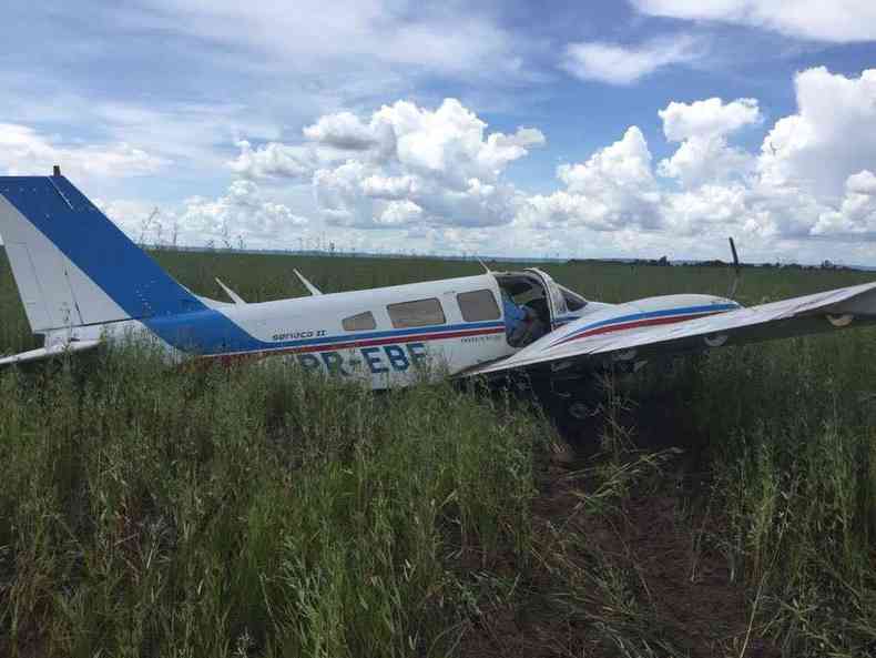 O helicptero da PF j estava em voo e chegou a tempo de impedir a retirada da droga(foto: Fora Area Brasileira/Divulgao)