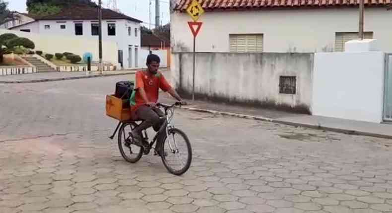 Uma bicicleta com uma caixa de som circula pelas ruas alertando sobre a importncia do uso de mscaras(foto: Divulgao/Prefeitura de Cedro do Abaet)