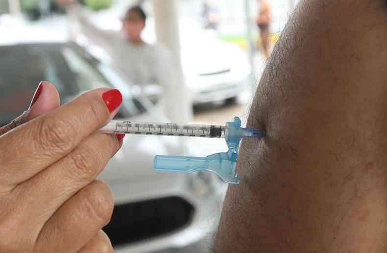 Enfermeira aplicando dose do imunizante 