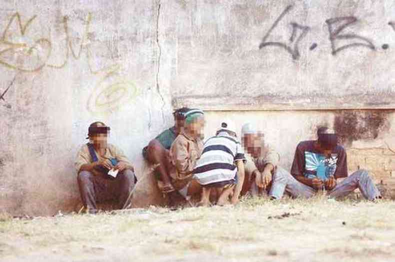 Dois adolescentes (ao centro) acompanham adultos que usam crack no Bairro Lagoinha: famílias desestruturadas contribuem para problema(foto: Beto Magalhaes/EM/D.A Press)