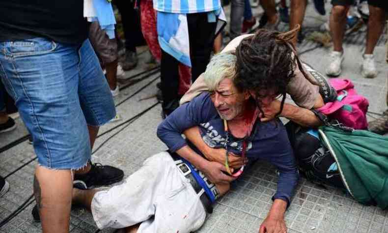 Argentinos na fila da Casa Rosada passaram mal de emoo(foto: RONALDO SCHEMIDT / AFP)