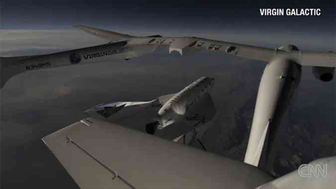 Aeronave SpaceShipTwo, em teste, desacoplando da WhiteKnightTwo(foto: CNN/Reproduo)