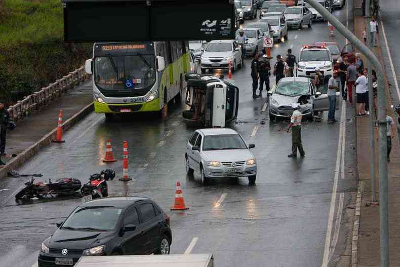 Trs carros e duas motocicletas se envolveram em coliso devido  pista molhada na manh de ontem. BH tem alerta de tempestade para quarta-feira(foto: Edsio Ferreira/EM/D.A Press)