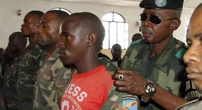 Soldado congols condenado tem seu uniforme retirado aps sentena(foto: Kenny Katombe/Reuters)