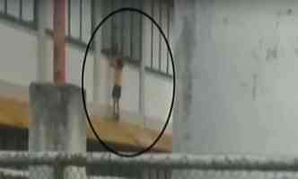 Mulher que passava perto da escola fotografou a criana do lado de fora da janela(foto: Reproduo Youtube/TV Alterosa)