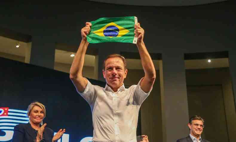 Doria levanta uma bandeira do Brasil 