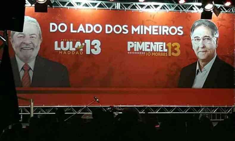 No fundo do palco esto as imagens de Lula e de Fernando Pimentel(foto: Tlio Santos/EM/D. A Press)