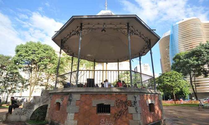 Além dos escritos na fachada, coreto da Praça da Liberdade, na Região Centro-Sul de Belo Horizonte, apresenta desgaste e rachaduras. Iepha planeja novo projeto de revitalização que dialogue com a comunidade (foto: Alexandre Guzanshe/EM/D.A PRESS) Além dos escritos na fachada, coreto da Praça da Liberdade, na Região Centro-Sul de Belo Horizonte, apresenta desgaste e rachaduras. Iepha planeja novo projeto de revitalização que dialogue com a comunidade (foto: Alexandre Guzanshe/EM/D.A PRESS)