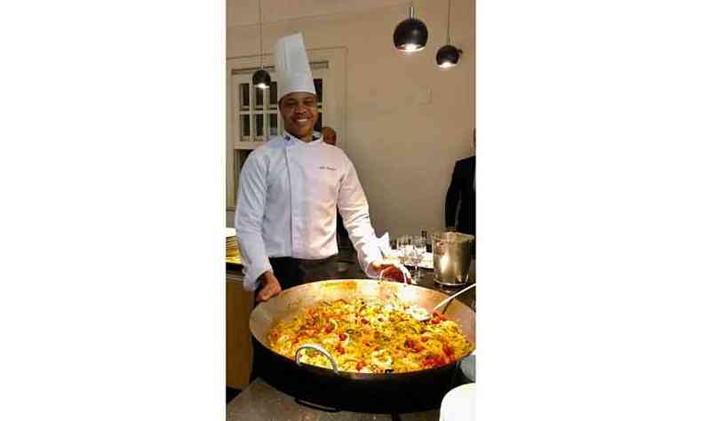 No espao gourmet do Automvel Clube, o chef Nlio faz a apresentao de sua paella  valenciana(foto: S.Jacques/Divulgao)