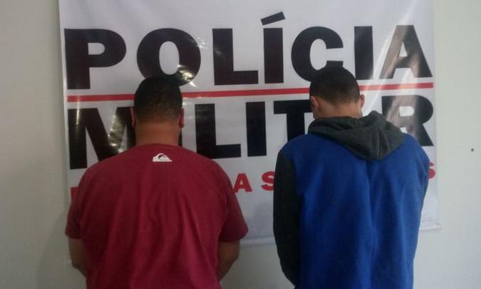 Dupla que foi detida após o sequestro (foto: Polícia Militar/ Divulgação ) Dupla que foi detida após o sequestro (foto: Polícia Militar/ Divulgação )