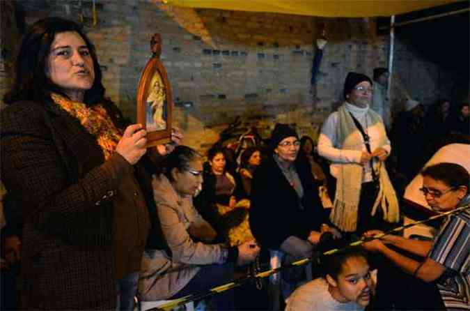 Peregrinos acamparam do lado de fora da Baslica de Aparecida para garantir bons lugares(foto: AFP PHOTO / NELSON ALMEIDA )