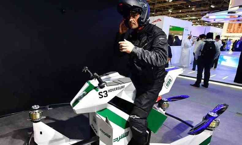 A 'moto voadora' que ser usada pela polcia de Dubai; veculo tem design esportivo(foto: Giussepe Cacace/AFP)