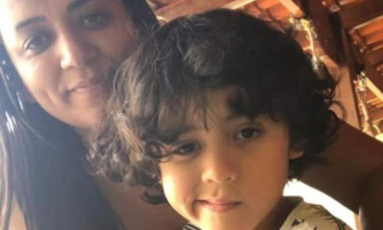 Rejane André de Oliveira, de 44 anos, mora em Betim e tem que vir a Belo Horizonte todos os dias para que o filho Miguel faça tratamento com terapias ocupacionais(foto: Arquivo Pessoal) Operadora ignora medida e cancela plano de menino autista por inadimplência
