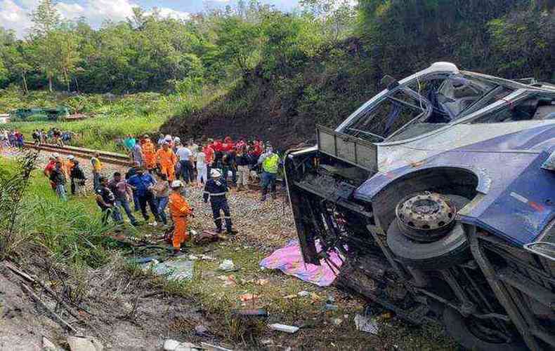 Acidente deixou 16 mortos e 27 pessoas feridas nesta sexta-feira (05/12)(foto: Divulgao/Corpo de Bombeiros)