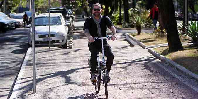 Rubens Ramos vai de casa, na Regio Leste, at a Savassi, pedalando(foto: Edesio Ferreira/EM/D.A Press. Brasil)