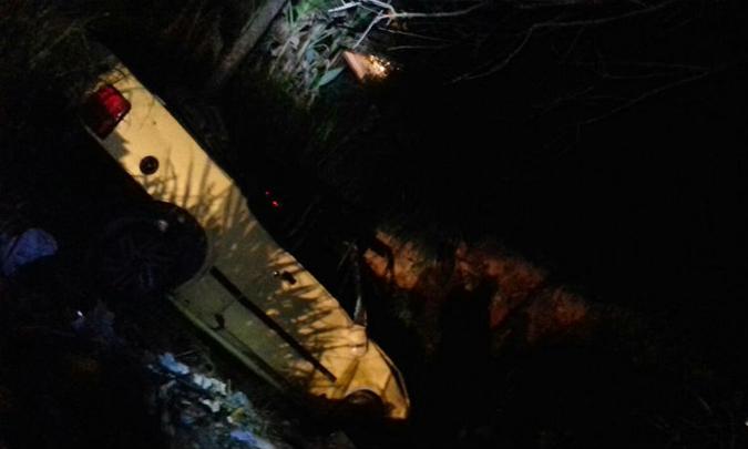 O local de difícil acesso e a iluminação precária dificultaram o atendimento(foto: Corpo de Bombeiros/Divulgação) O local de difícil acesso e a iluminação precária dificultaram o atendimento(foto: Corpo de Bombeiros/Divulgação)