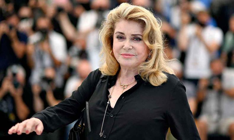 Vestida de preto, Catherine Deneuve posa para os fotgrafos no Festival de Cannes 